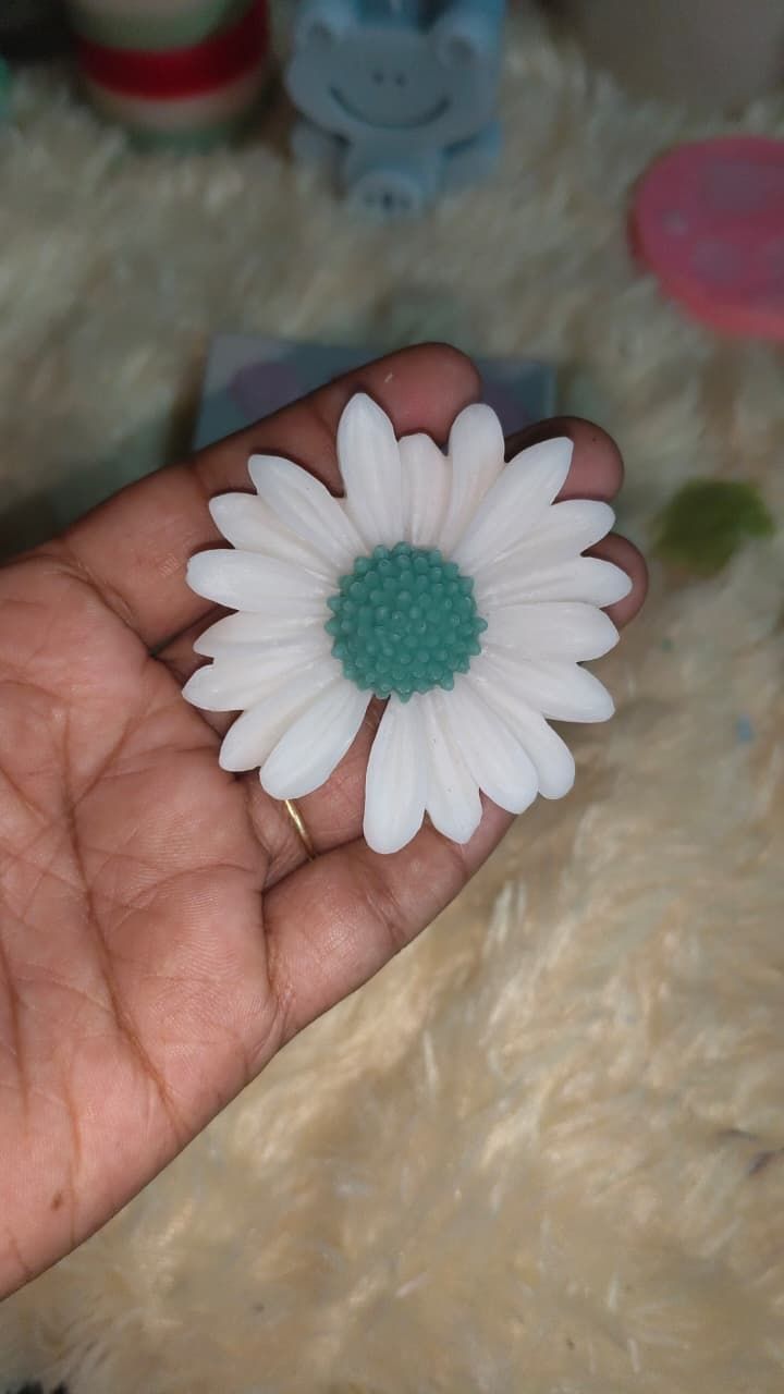 Artisan Hand-Poured Floral Daisy Decorative Soy Candle